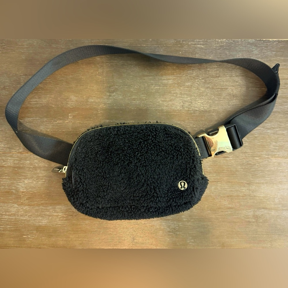 lululemon athletica Black Fleece Crossbody Bag